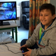 Angus Little tiene 9 años y solía jugar a Minecraft con la PS4 del hospital. Imagen vía Stuff